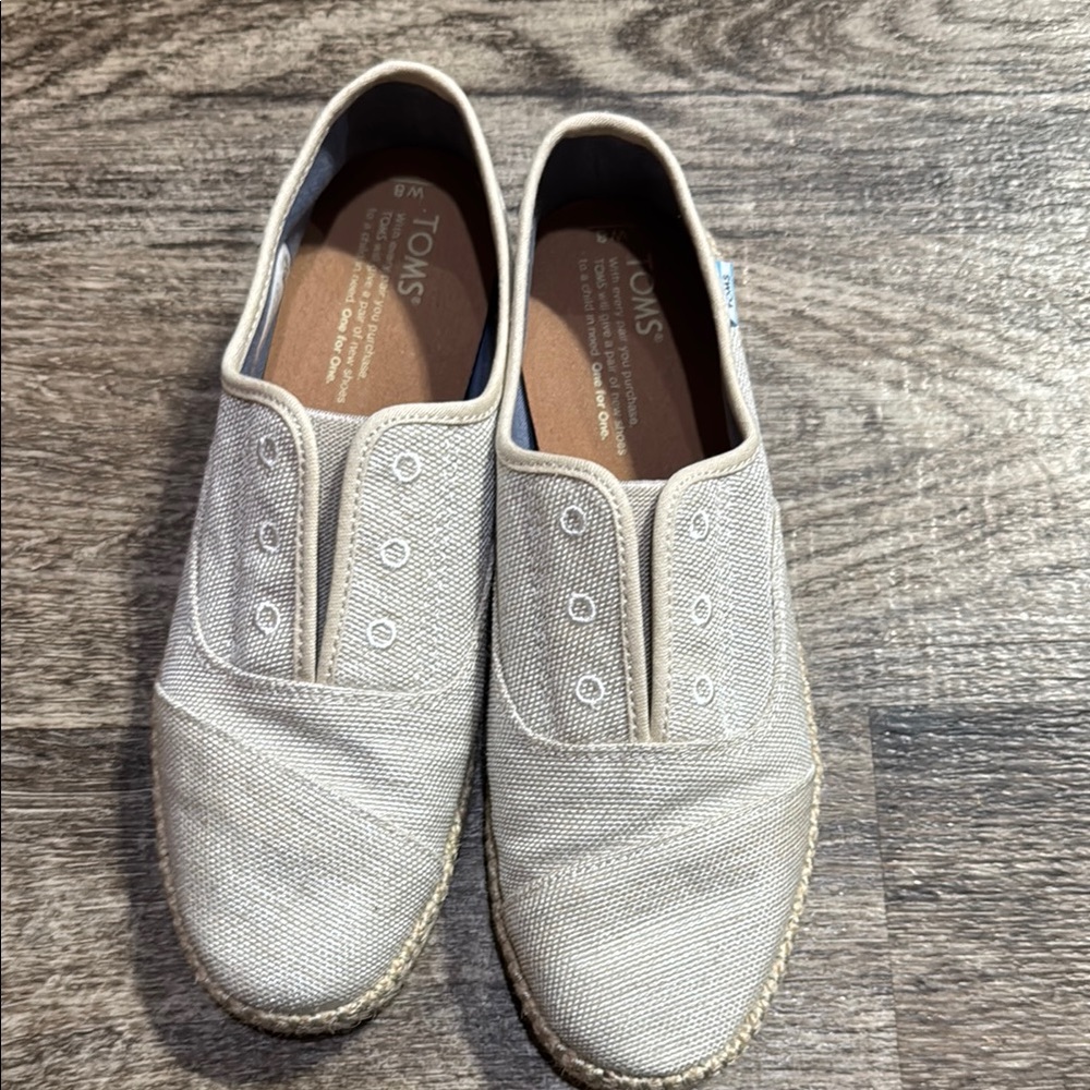 TOMS Light Tan Canvas Slip-Ons size 8 women’s